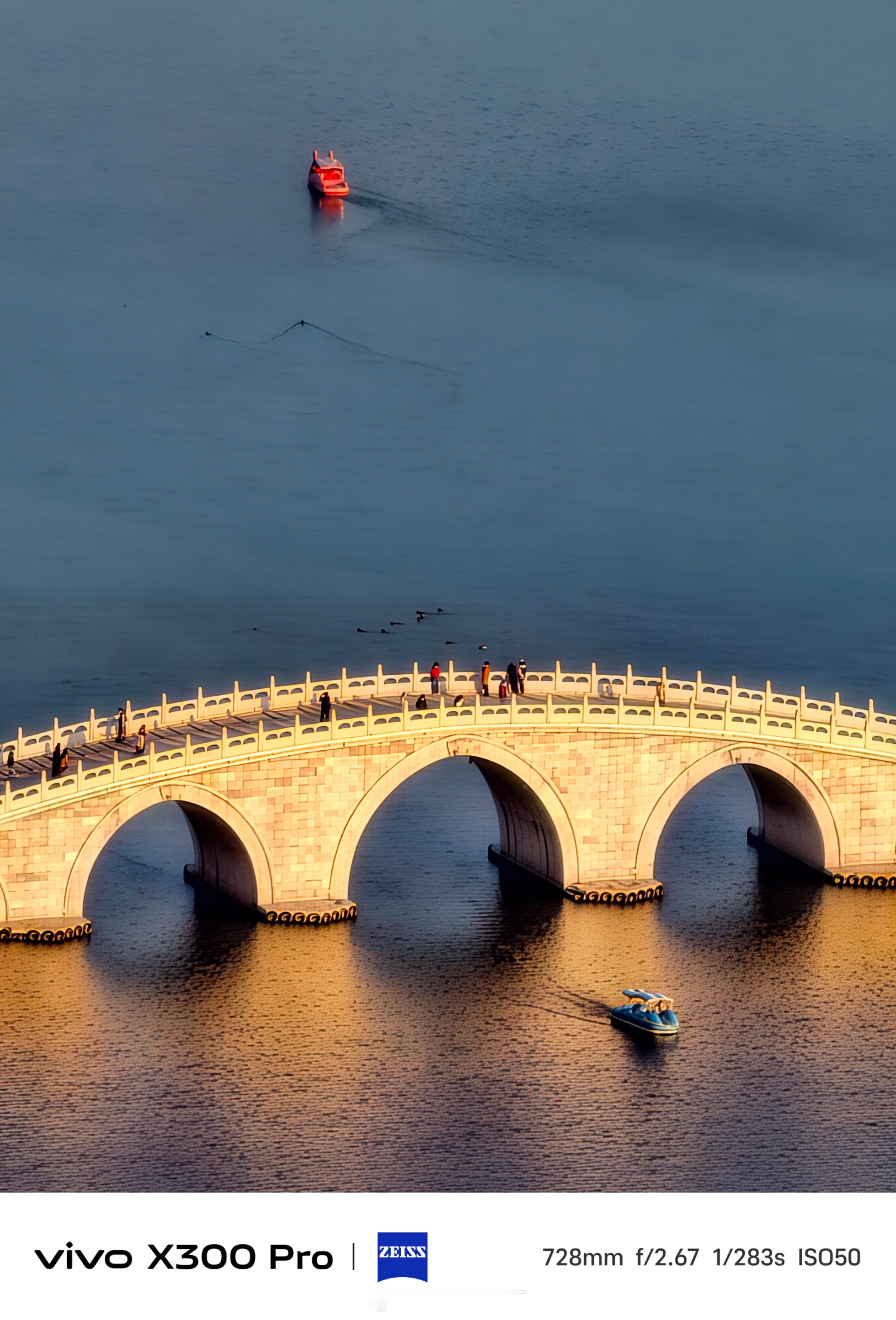 《深秋夕阳下的北京》已是深秋时节，在北京城市阳台-中央电视塔238米露天观景台上