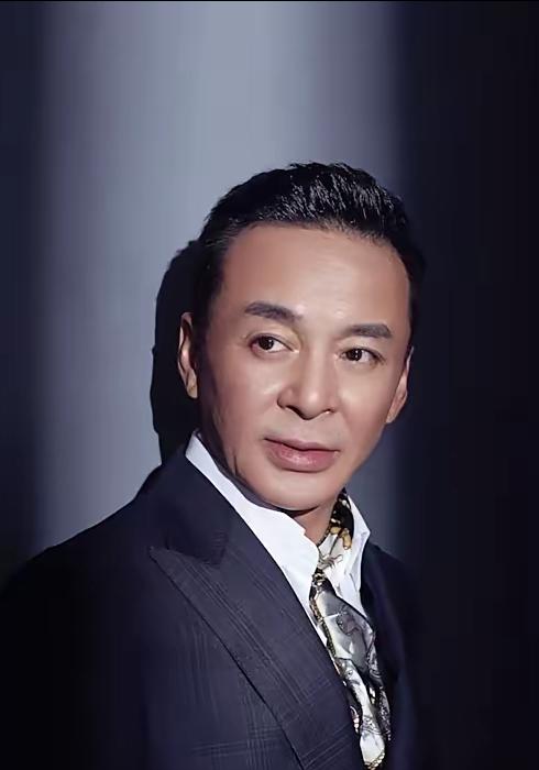 演技是不错，但形象差距大，谷正文实际帅气、面善，但手段狠辣。西安籍演员石文中曾演