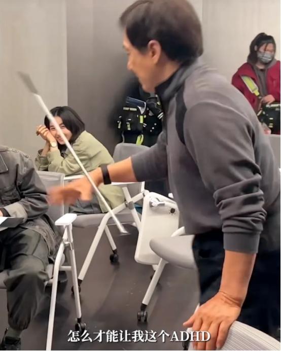 71岁的成龙上了热搜。不是丑闻，比丑闻更震撼。他当着镜头坦然承认了自己有ADHD