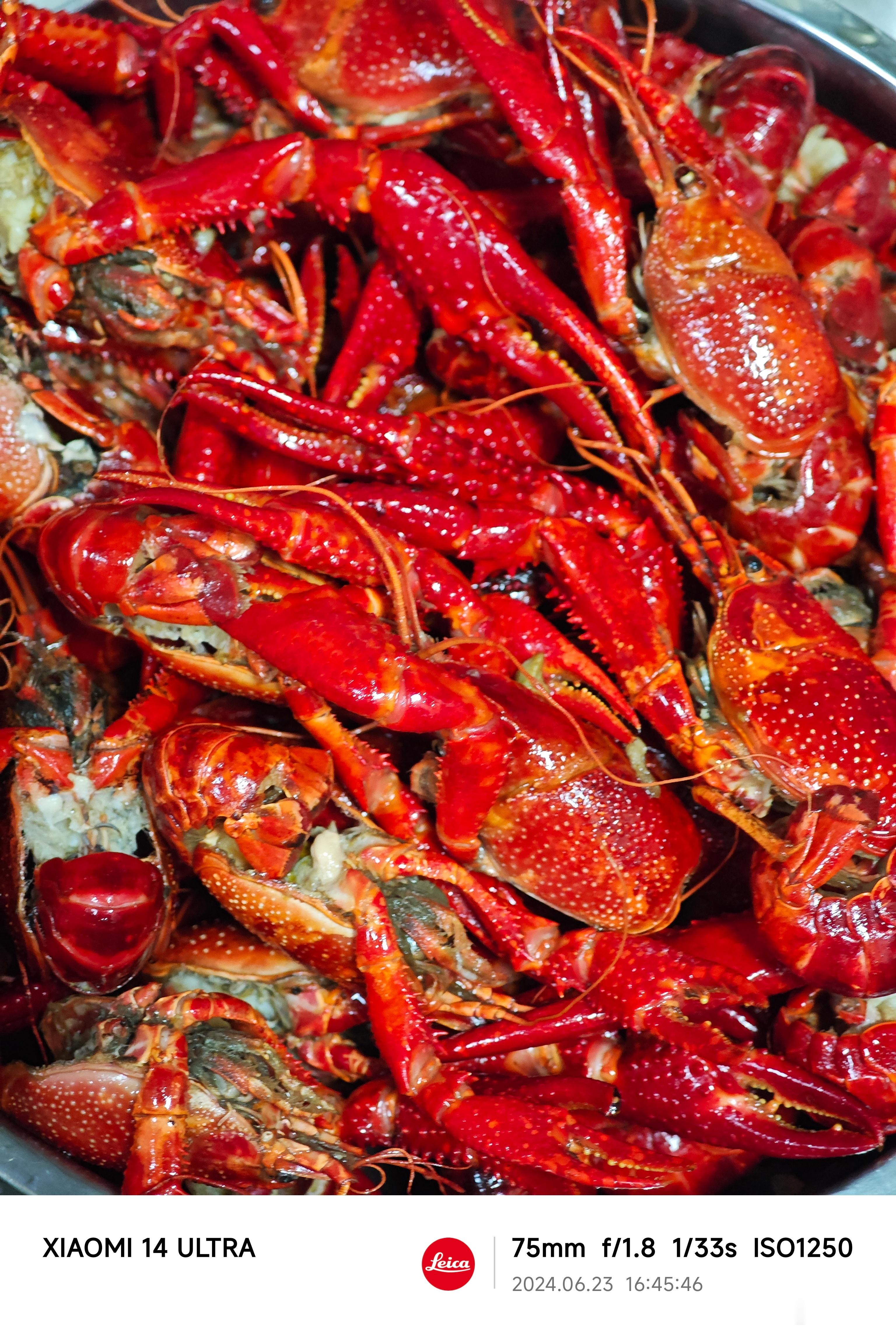 #请叫我王小厨# 我还是很克制了，就吃了一个包子，几筷子仔姜牛肉，三五只小龙虾，