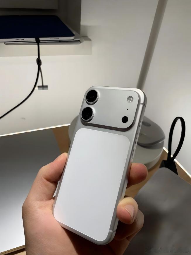 iPhone18标准版神似17Pro 啊？17的竖向deco挺好看的，iPhon