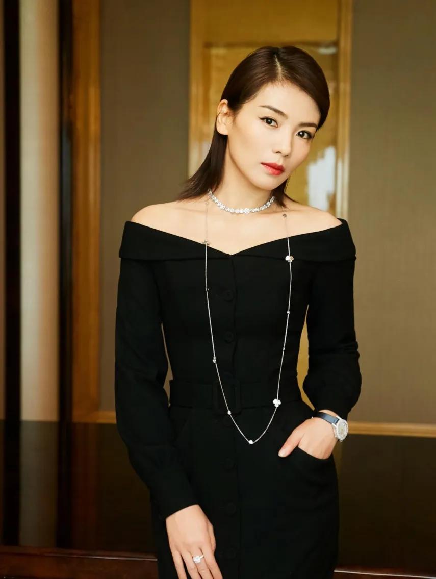 刘涛这一身黑裙杀疯了！又美又飒我直接看呆✨
 
一字领设计露出精致锁骨，腰带掐出