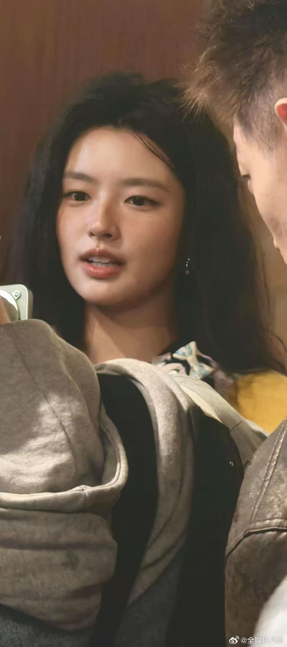 平时是清冷文艺挂的徐若晗，画上雀斑妆瞬间变鬼马少女！蹦蹦跳跳地排队，完全没架子，