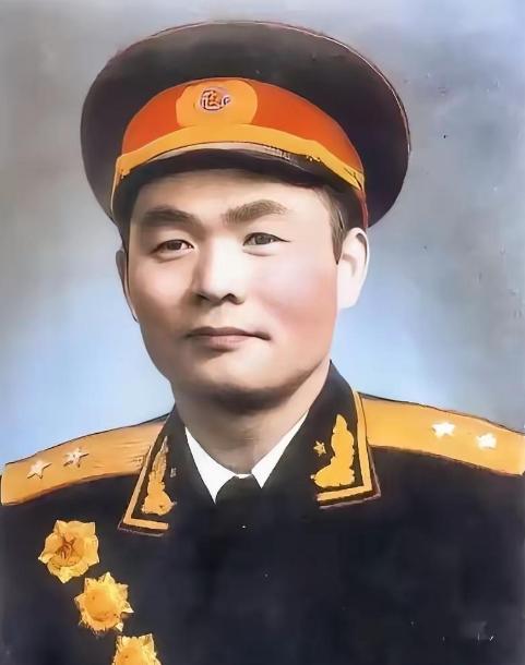 1949年，一位解放军军长回老家瞧亲人，亲妈就站在跟前，他硬是假装不认得，还扯谎