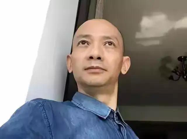 不看美国只看乌克兰的刘博士，因何从几十万粉丝的军事主播，进化成了佛系养鱼主播！[