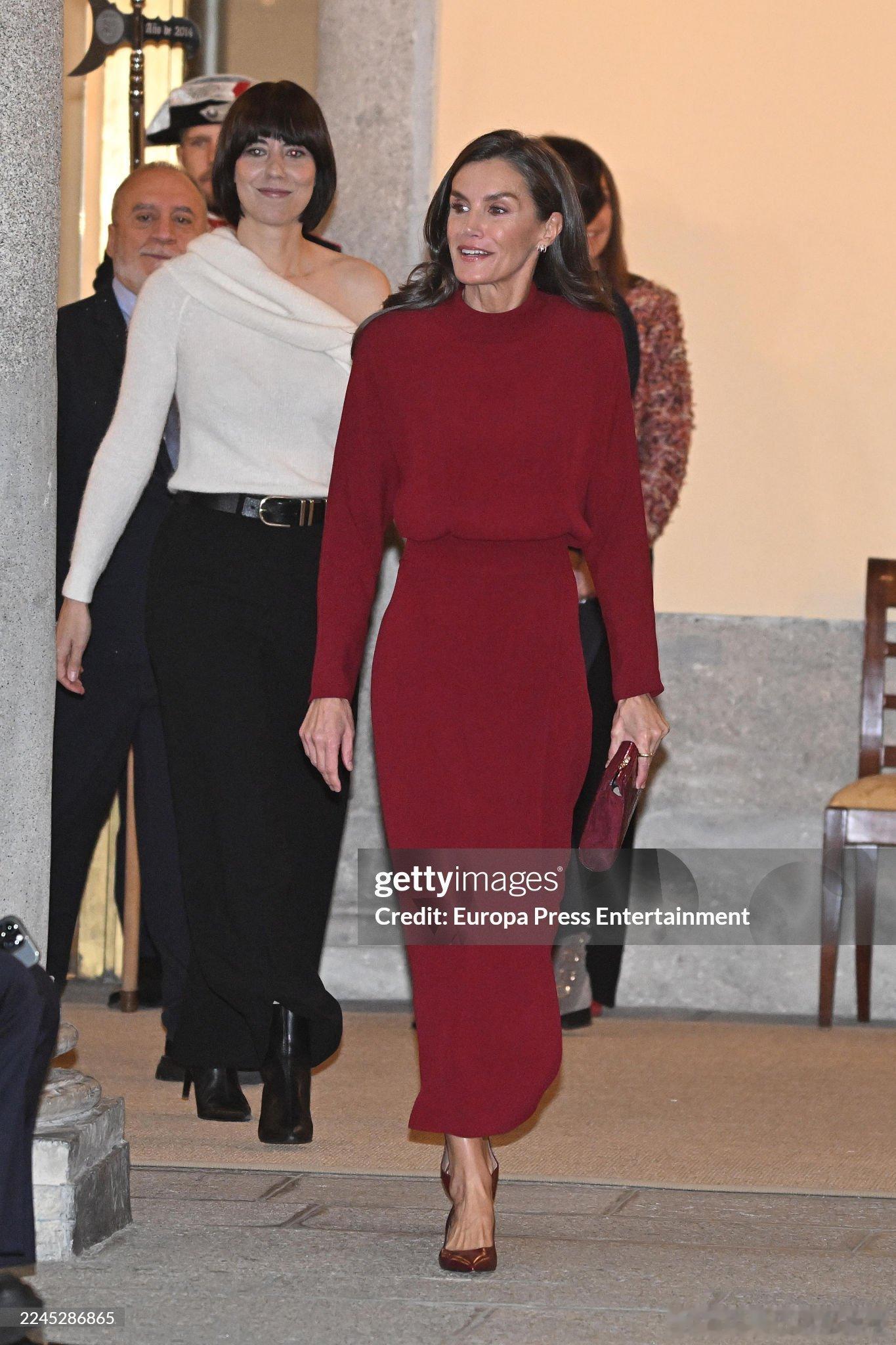 新闻 2025.11.6 西班牙王后莱蒂齐亚出席两个公务，分别是2024~202