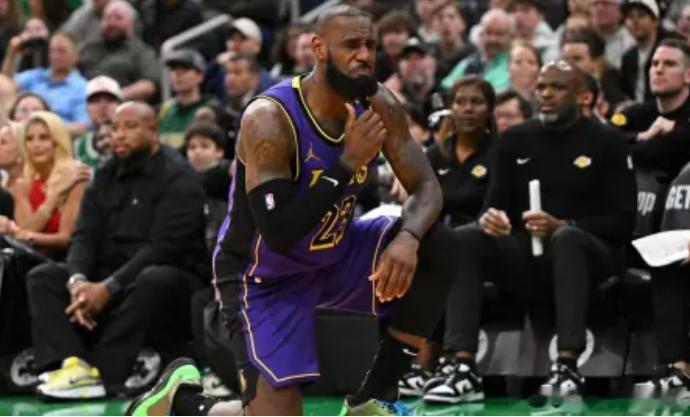 太欺负人了！詹姆斯遭明显犯规竟被无视，裁判眼瞎了吗？兄弟们，今天这球看完我是真有