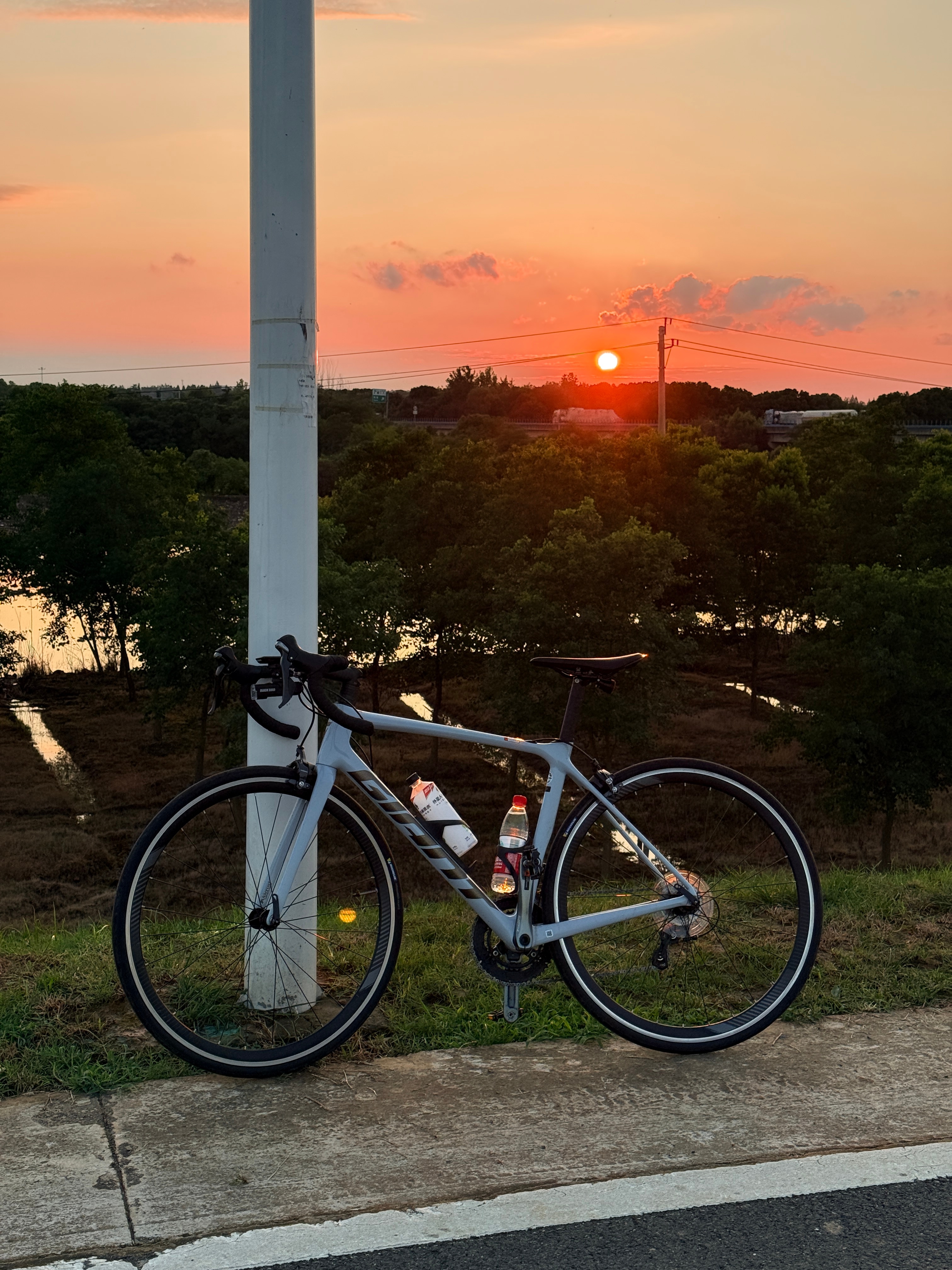 今天骑车忘了带眼镜飞我一脸虫子自从上次骑了130km感觉自己现在强的一批