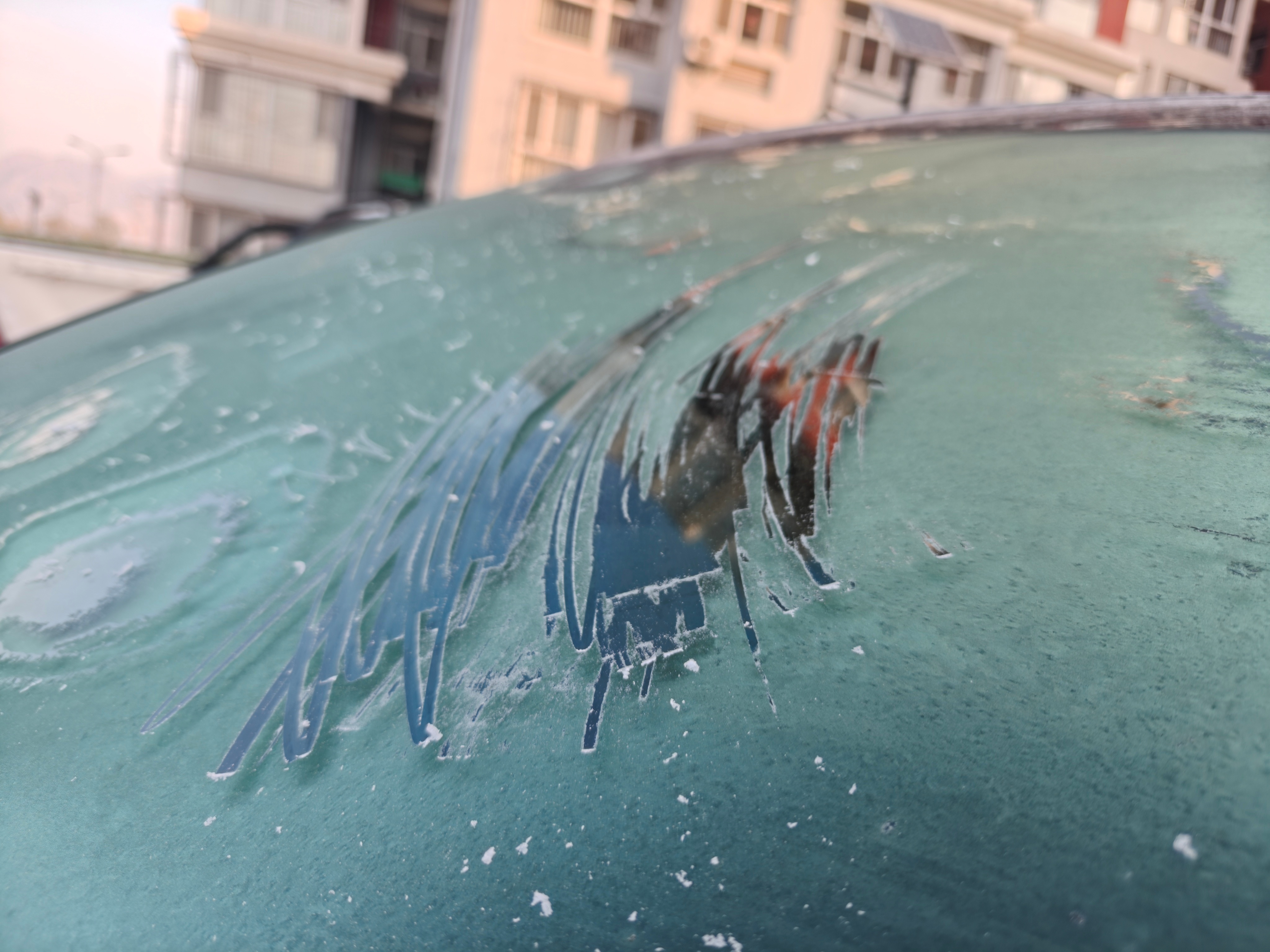 又到每天早上去来刮车玻璃冰的季节了