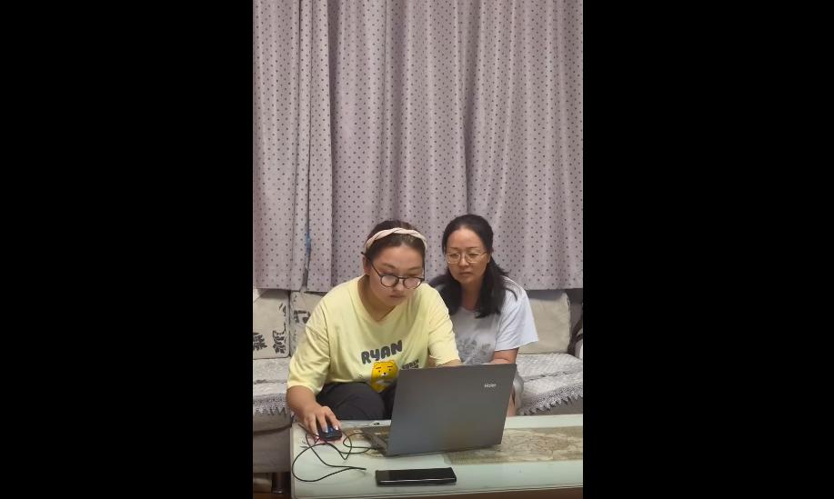 每年高考查分季，总能刷到各种让人又羡慕又治愈的名场面。
今年湖北一对母女，别人查