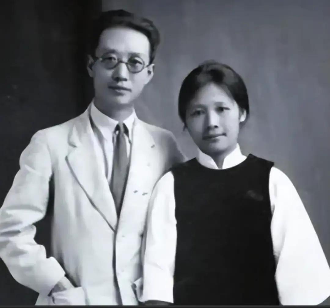 1924年，杨之华婚内，喜欢上了瞿秋白。为了和他在一起，她竟带着瞿找丈夫坦白。没