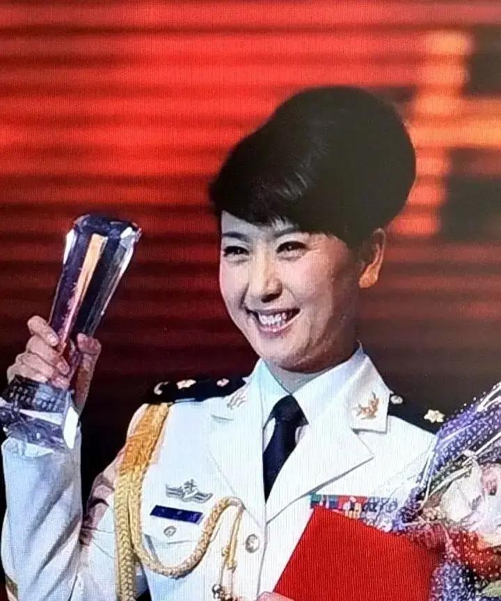 士兵A两年里递了三次入党申请，次次都按流程写思想汇报，还主动加练。
参谋和连长当