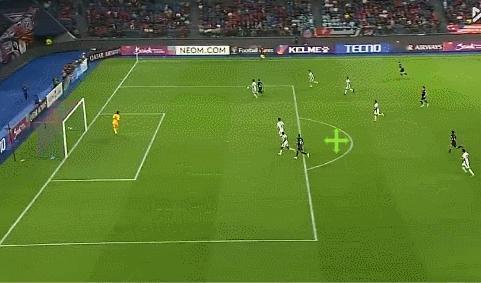 终于还是丢球！朱辰杰防守失误，申花被柔佛新山破门。
下半场才开始不久，申花就丢球