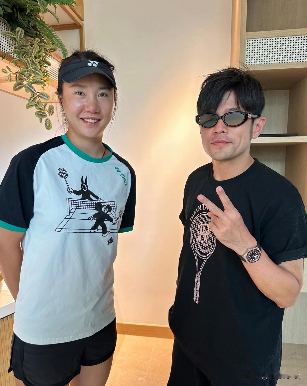 46岁周杰伦在英国被偶遇，他的颜值回春了，瘦了很多，状态终于又回来了！[得意][