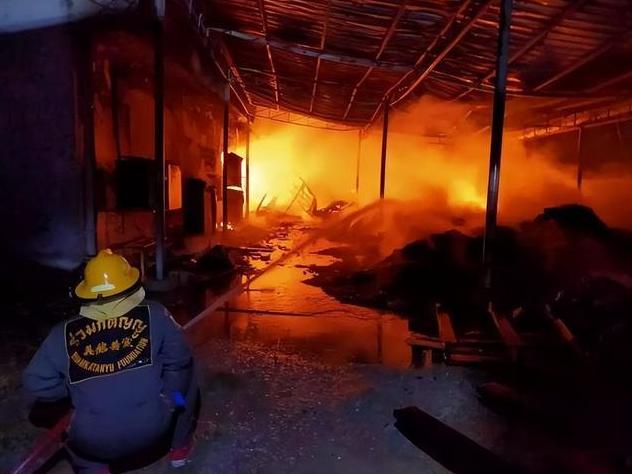 捷克深夜的一把大火，彻底撕碎了现代战争的“体面”。

3月20号，以色列设在当地