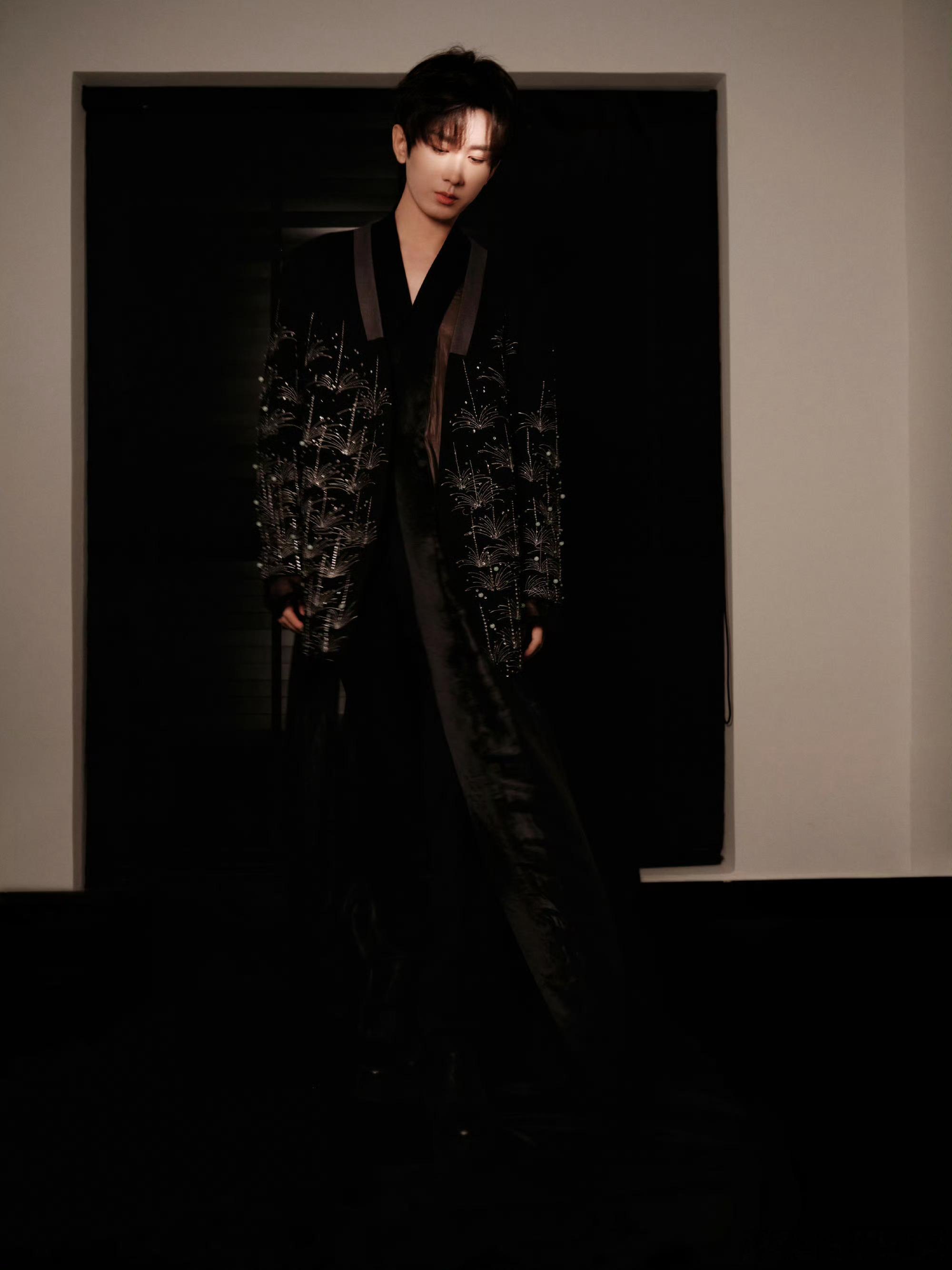 成毅赴山海cy成毅萧秋水李沉舟肖明明成毅用自己的实力与才华，赢得了业内人士和观众