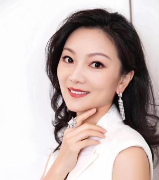 1999年，18岁的陈婷正在上课时，突然感觉一阵恶心呕吐，同桌问她：“你怎么啦？