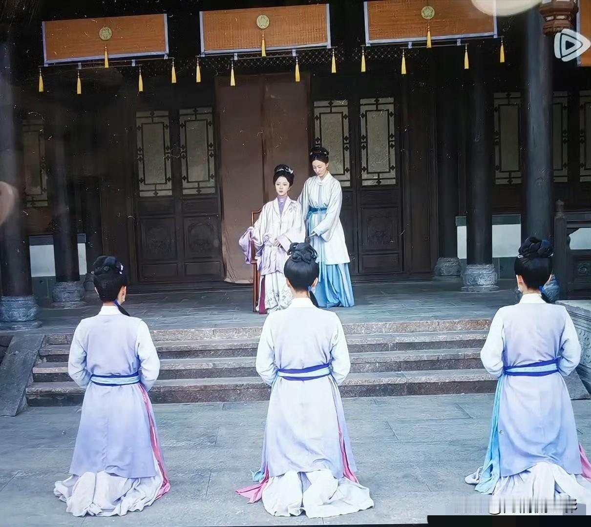 《兰香如故》这段镜头的拍摄角度堪称败笔，第一眼还以为丫鬟在领罚，实际却是丫鬟向女