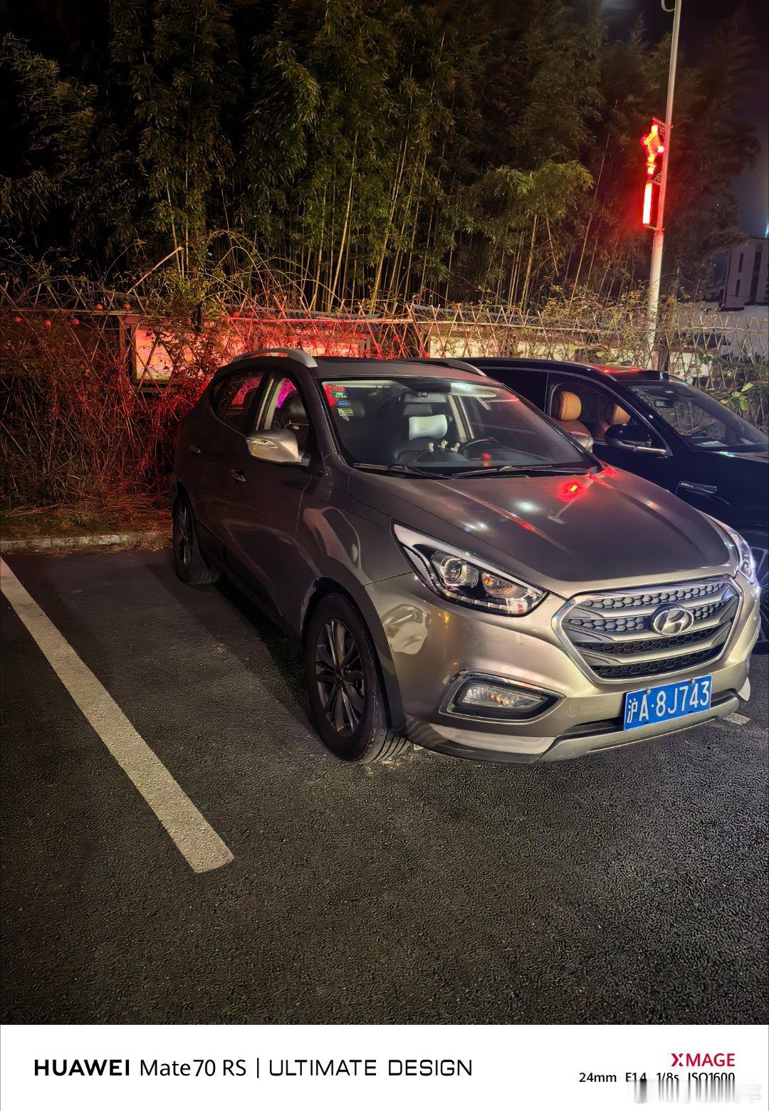 见过素质低的 没见过素质这么低的 不光占了充电车位，还把车停的歪七八扭的，导致我