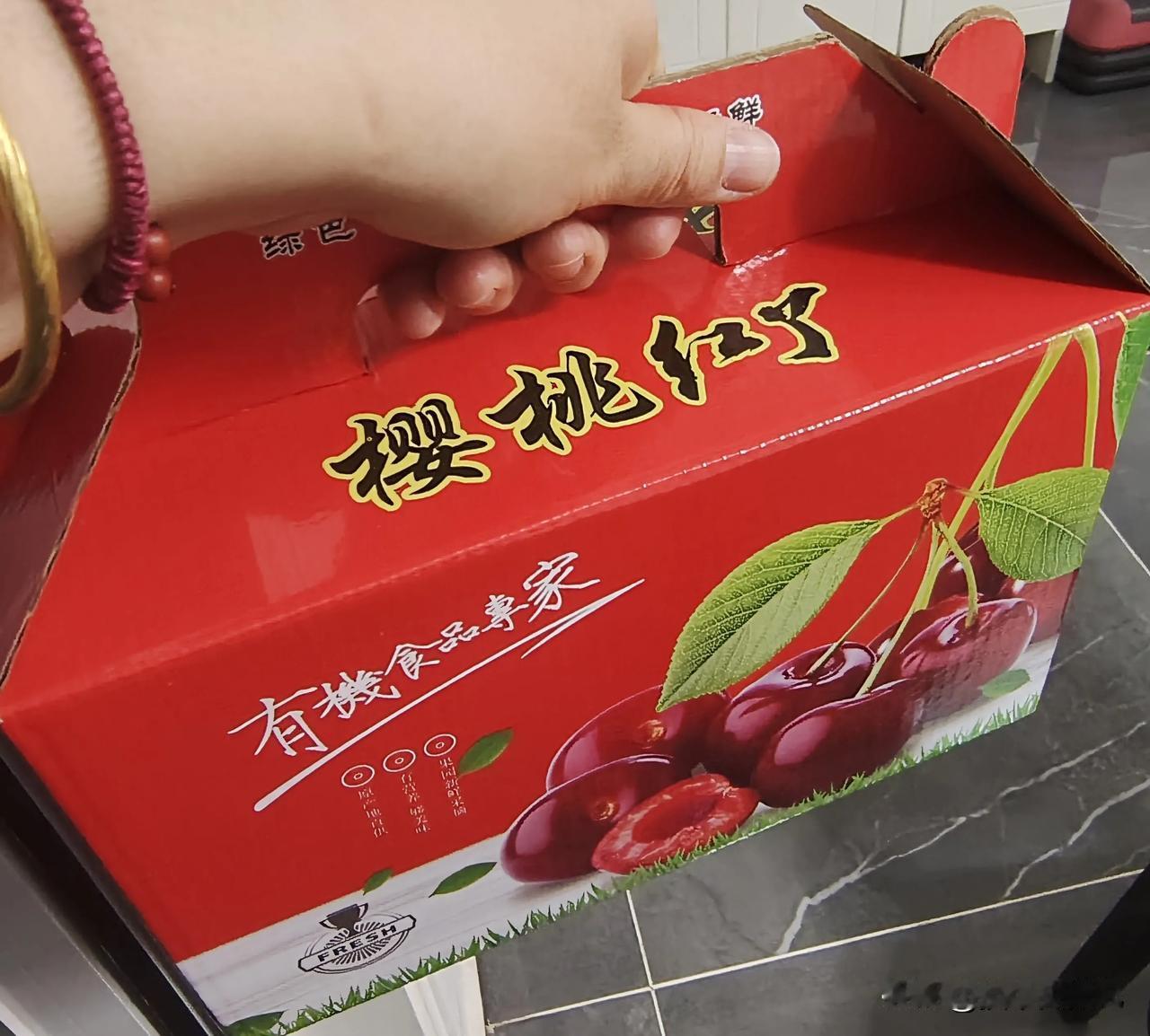 万能生活指南我兄弟他们一家去樱桃沟摘了樱桃，给我送了一箱，想着还不到五一，小樱桃