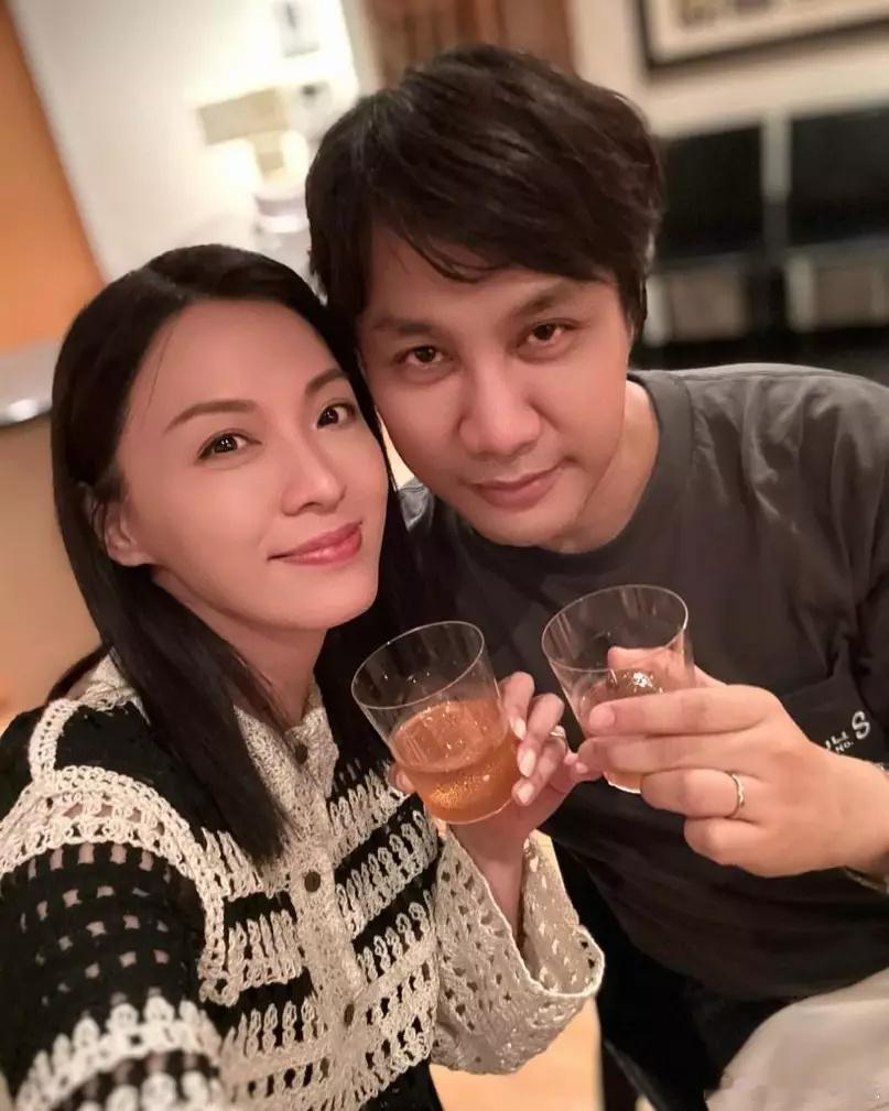 50歲TVB藝人陳煒一向保養極好，被封「美麗50路」！最近她與醫生老公陳國強（A