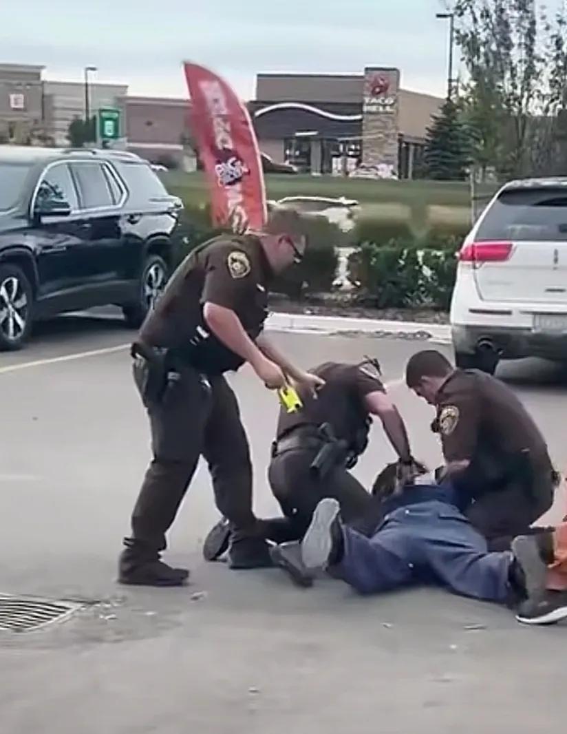 洛杉矶暴乱事件继续发酵中，看到三个美国特工抓一个男子都这么费劲，也真是醉了！不过