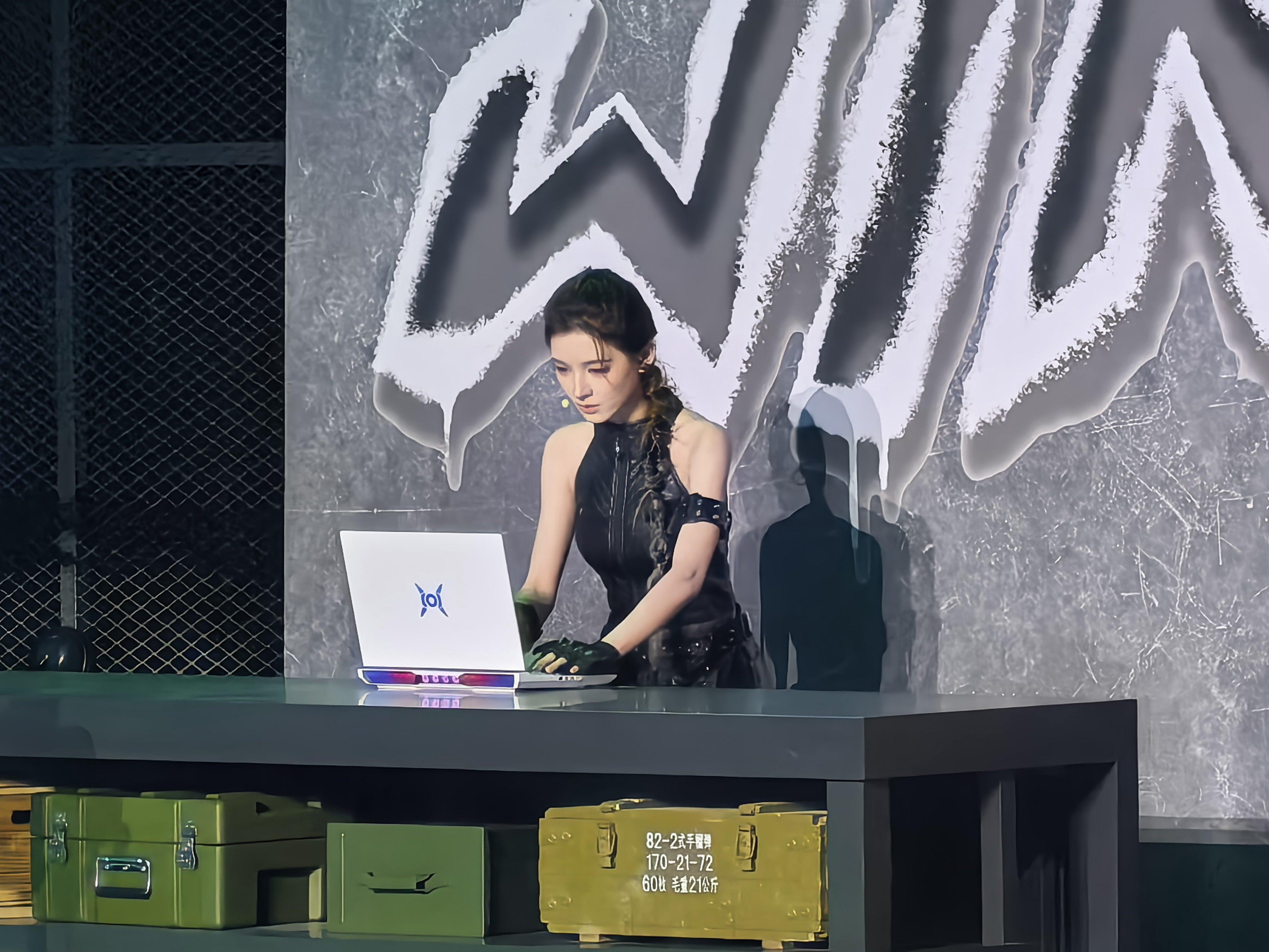 荣耀WIN游戏本 特邀指挥官张予曦来了！哇，好美、好长的腿！对了，出厂方式可太别