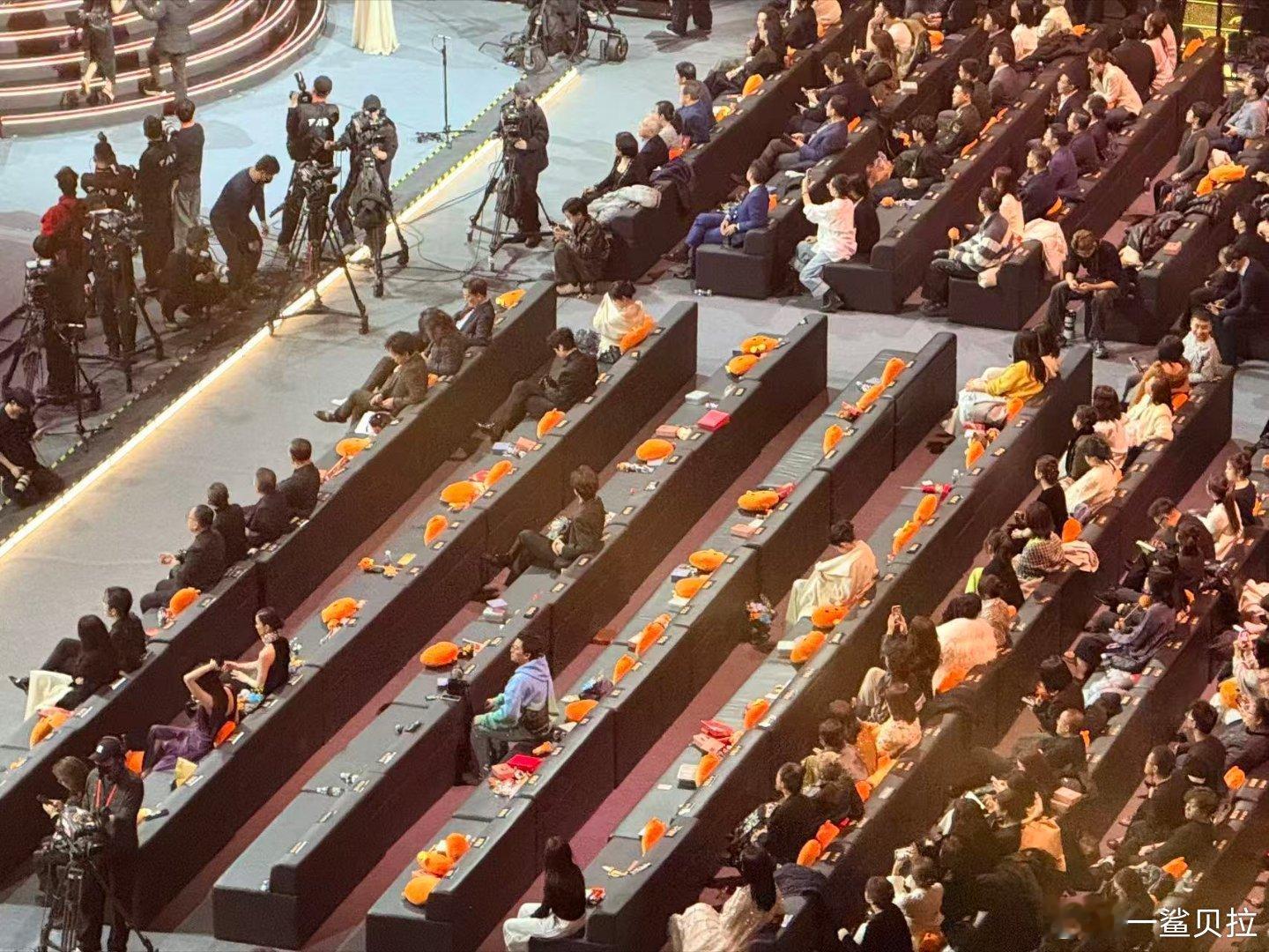 现场这样你们满意了吧！粉丝花钱看不到人 代拍接单没人可拍 打工人一个贴纸贴三次 