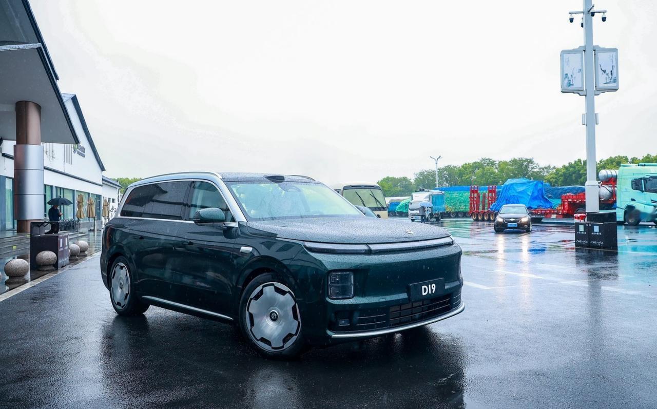 现在的人越来越喜欢大车，因为看起来大气，空间又大，所以车企都纷纷造出大型SUV，