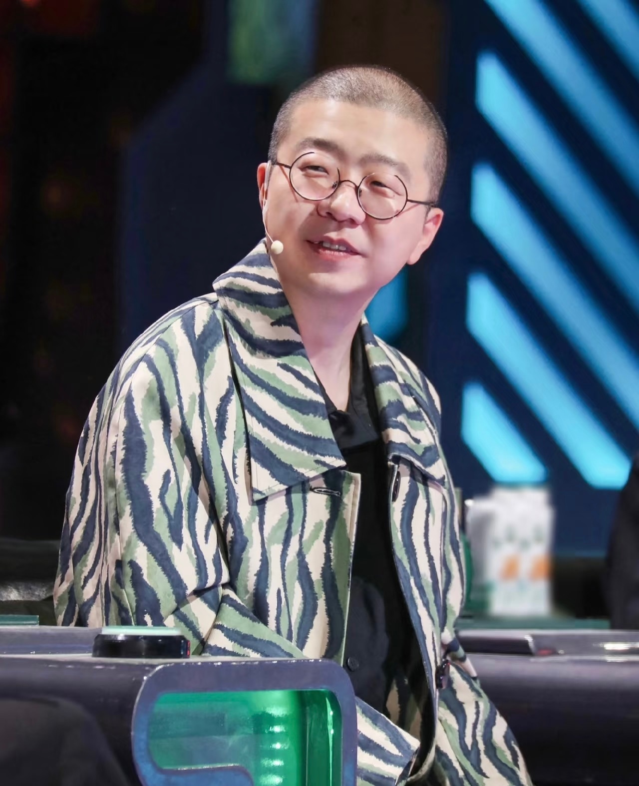 李诞写了等于没写 他的诗是把生活的喧嚣滤成了水，“写关于秋天的诗”，没杂质，却透