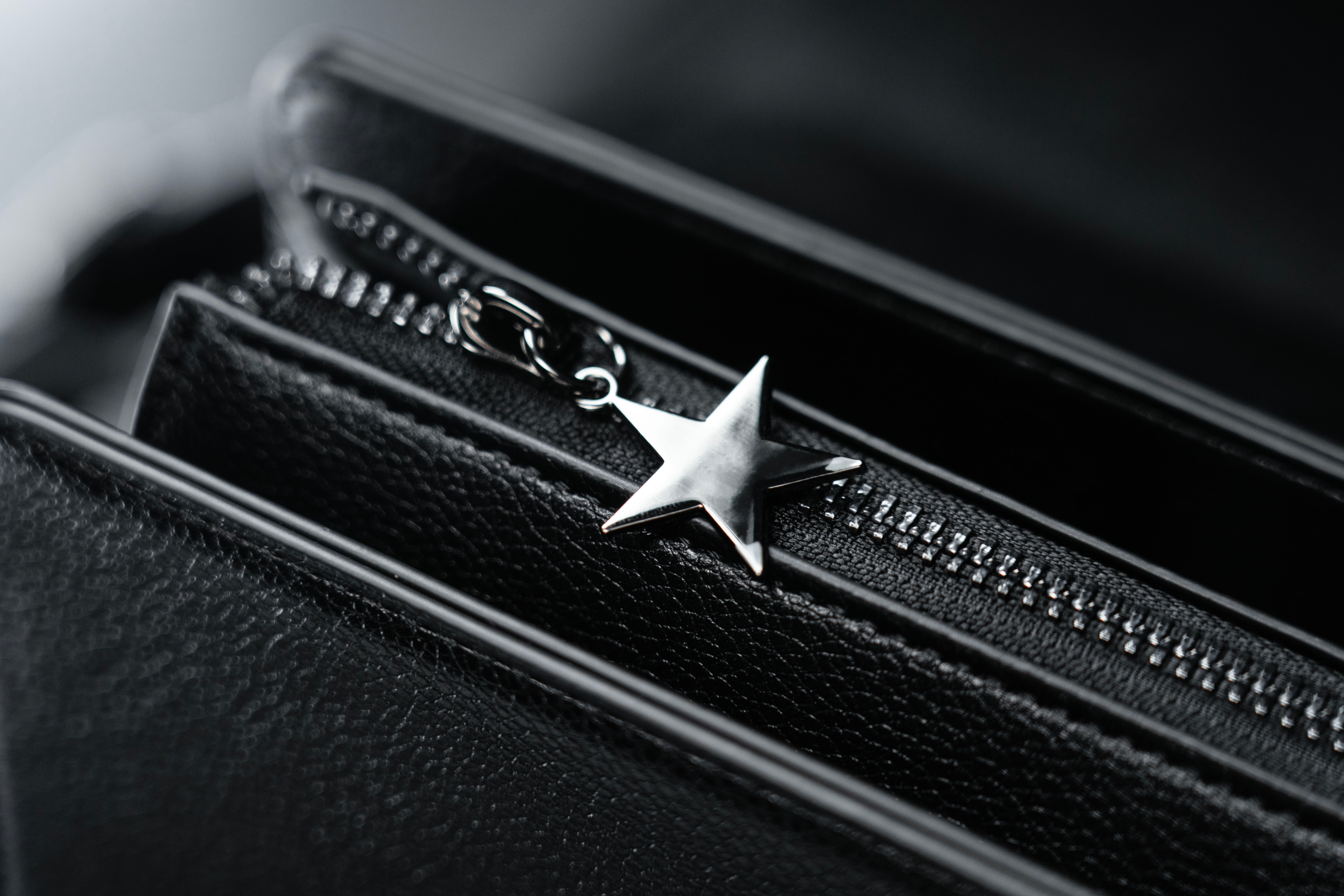 收到了一个 vivo Life的摄影包！斜挎小包设计，里面可以很轻松的放下一台手