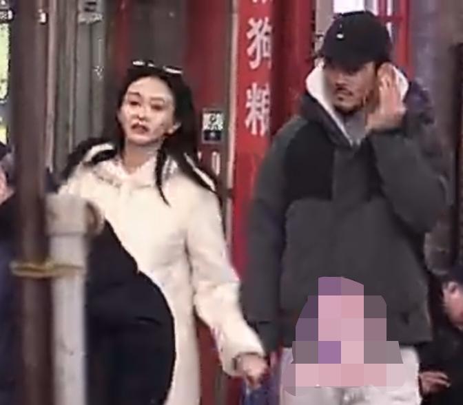 1月4日，有娱媒拍到了陈牧驰和陈冰一起逛街的视频，小两口连逛街都要牵手挽胳膊，一