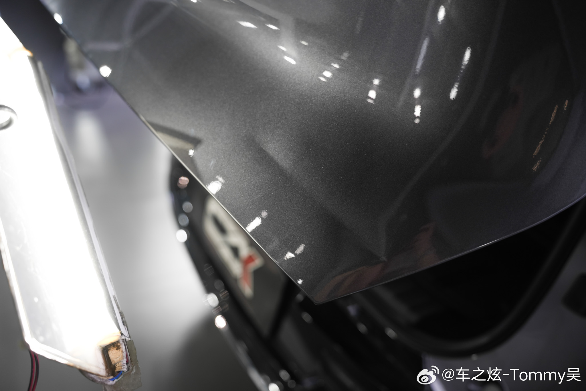 极氪7X｜漆面无损凹凸修复与车衣补膜后盖原本贴有隐形车衣,发生磕碰撞击之后,外力