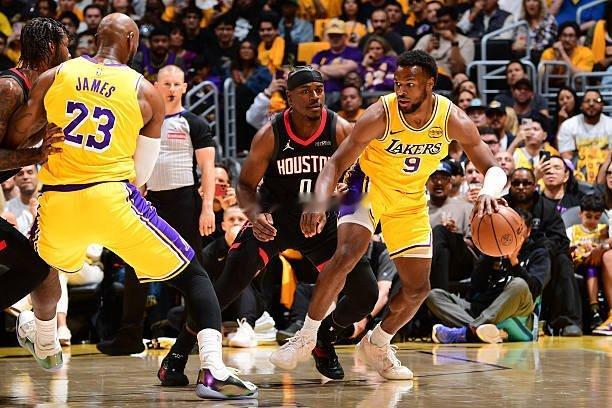 布朗尼这场上去肉眼可见紧张得要死，传球都不知道怎么传了。不过好歹布朗尼防守端没拉