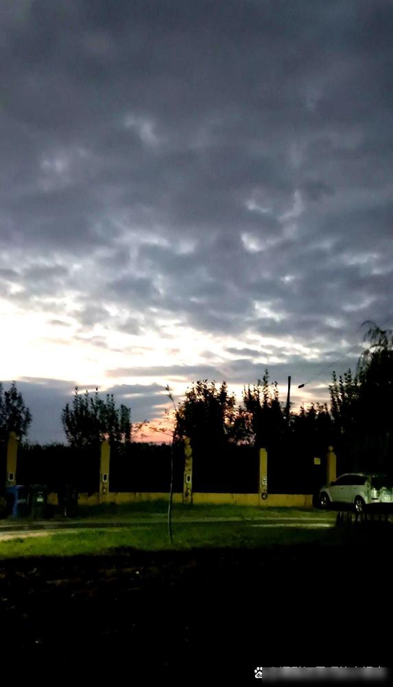 我妈在医院工作到55岁光荣退休。

第二天，以前科室主任发短信想返聘她，每小时1