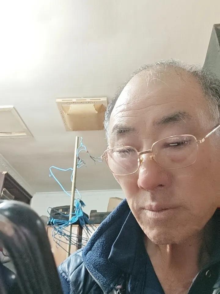 今天午后下雨，只有在家休息，没事干。刷手机，看国际新闻，看中东战爭。刷短剧，写几