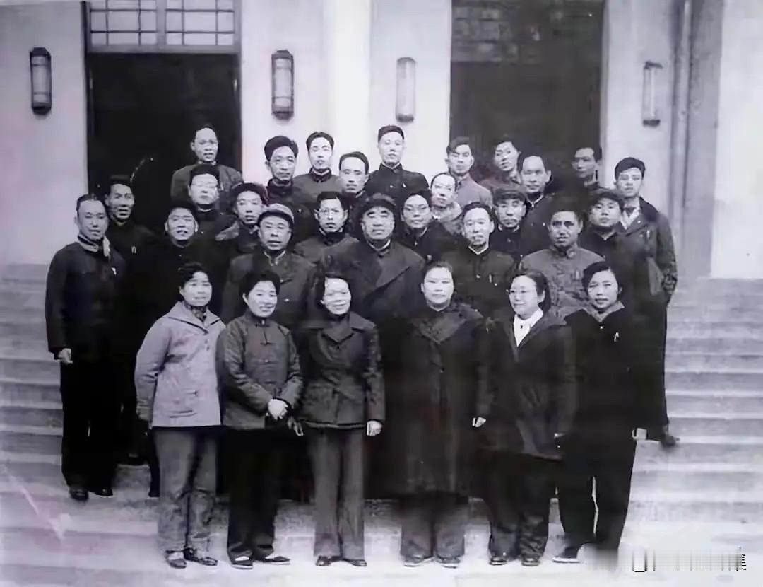 1961年，朱德元帅（二排右三）偕夫人康克清（前排右三）视察景德镇时的合影，图中