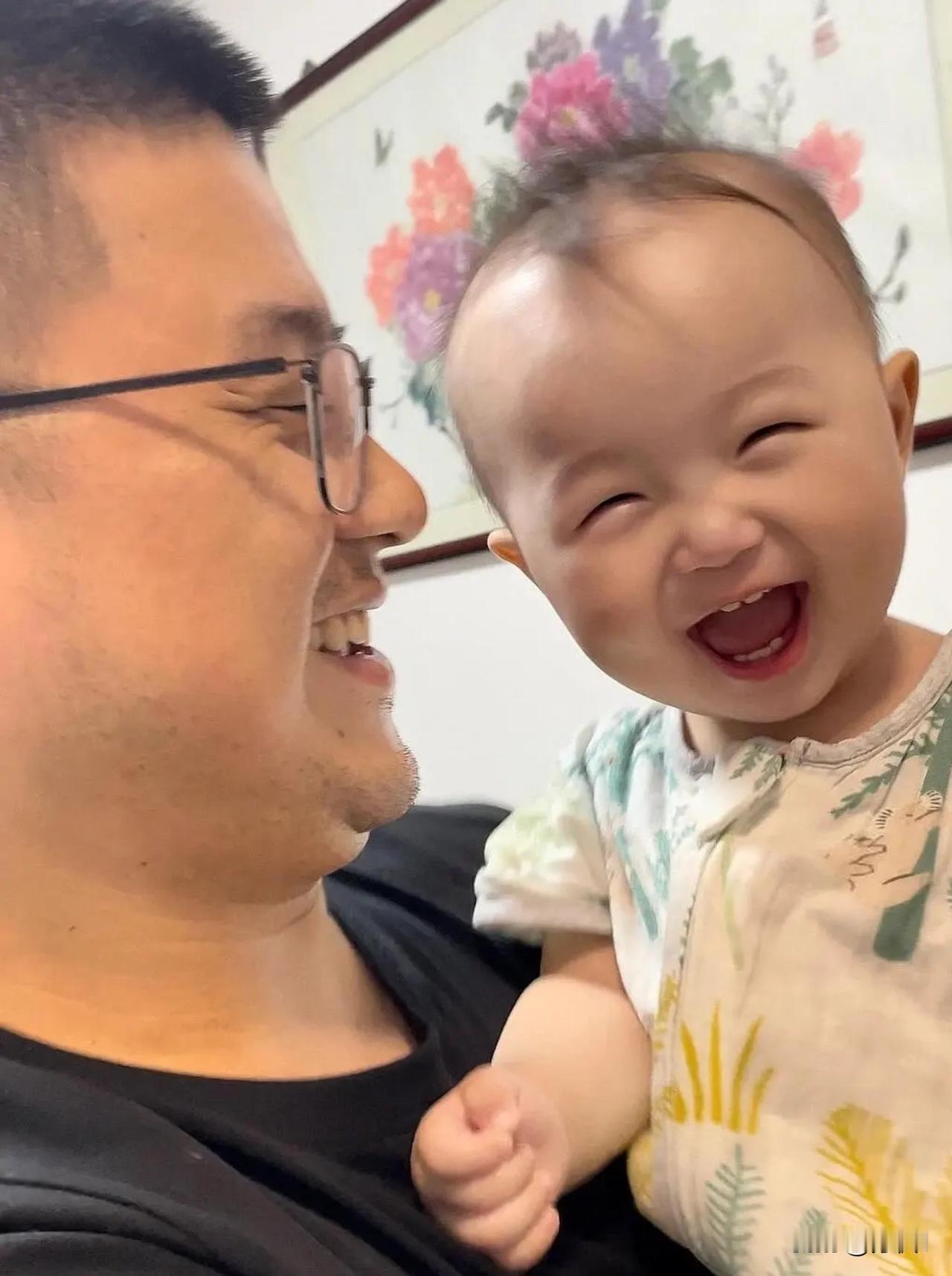 朋友出差一礼拜回到家，小儿子用最开心的笑脸迎接他，铁汉子瞬间被融化了。这孩子笑得