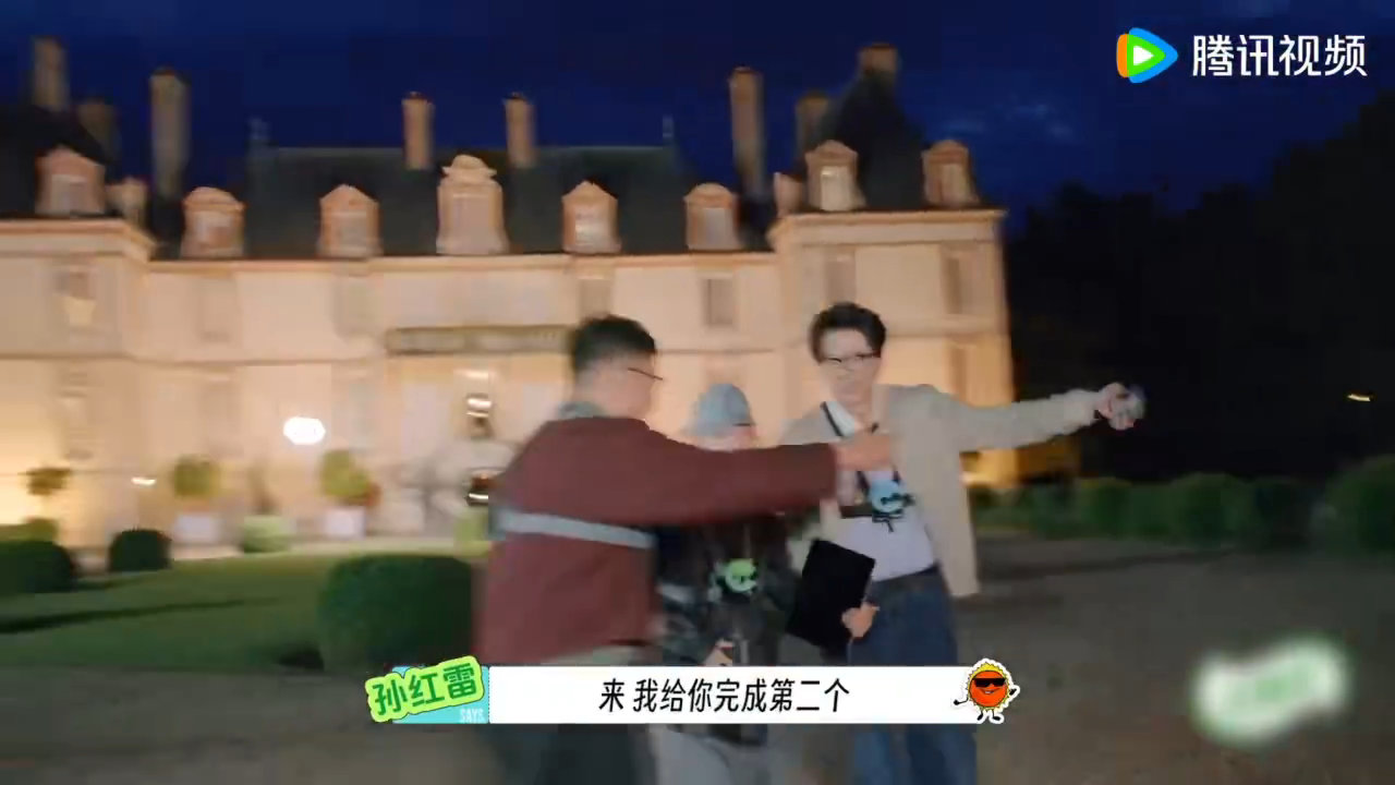 刘宇宁宋茜演上短剧了刘宇宁宋茜演短剧《地球超新鲜》惊喜名场面！刘宇宁和宋茜在法国