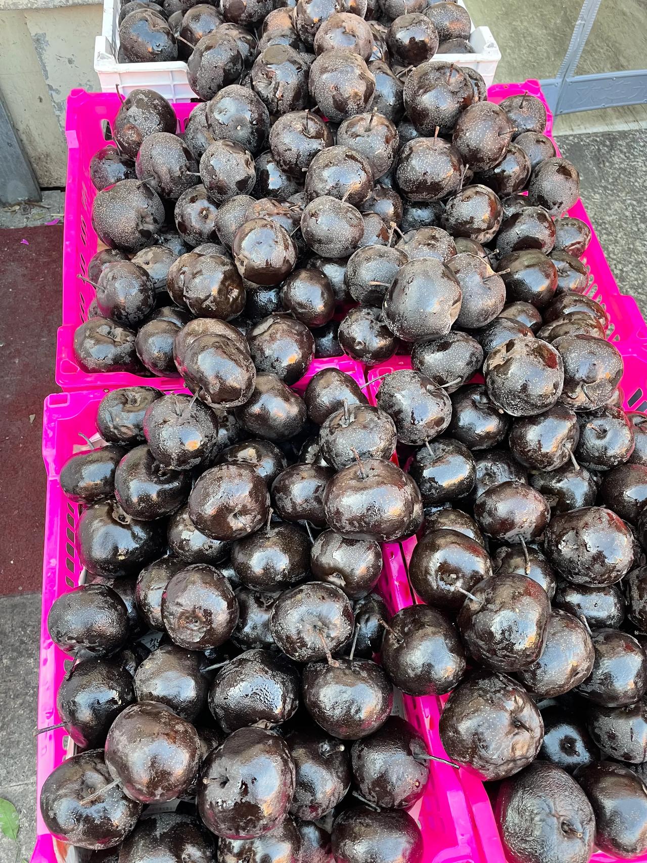 坐标天山区，水果店竟然卖冻梨！
 乌鲁木齐 哈尔滨火爆之后东北的冻梨也火了？说实