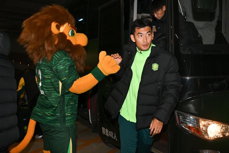 博主：王子铭昨晚已飞抵成都，他加盟蓉城在即