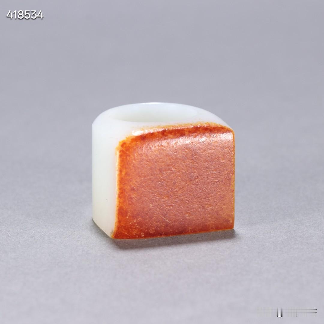 清 和田玉籽料马蹄扳指
规格：内径2.2cm宽2.7cm