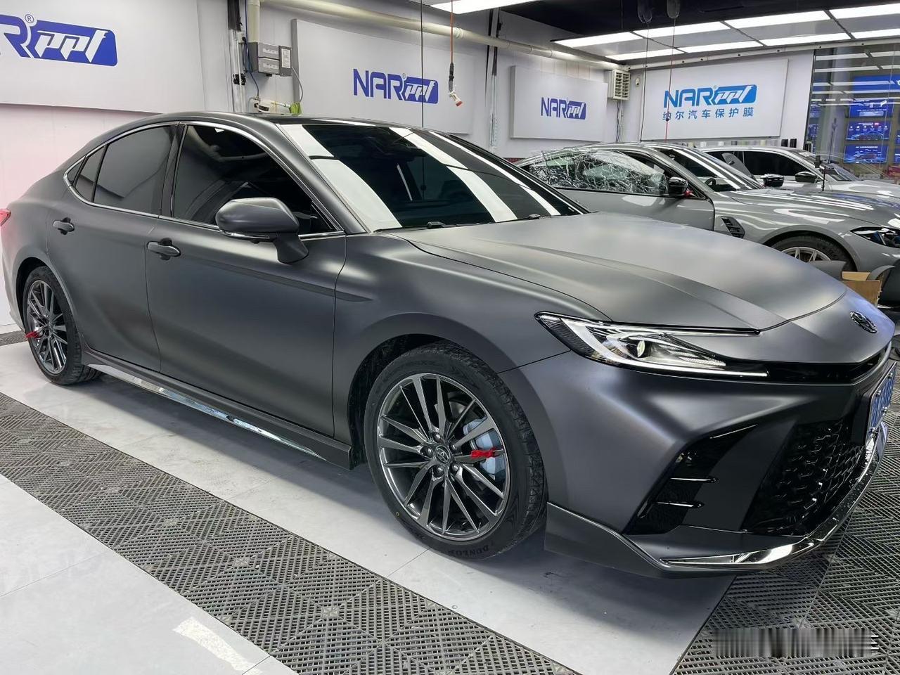 一台普普通通的丰田凯美瑞，贴上全车黑武士隔热膜后，那变化简直天翻地覆。原本平平无