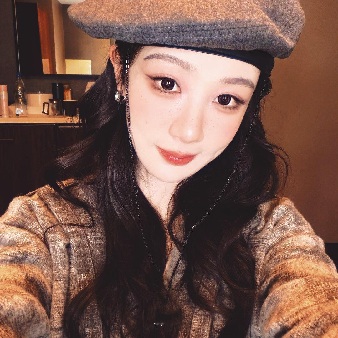 我在书本垒砌的阶梯上爬行，一棵棵开花的树站立成我精神的守望者。 