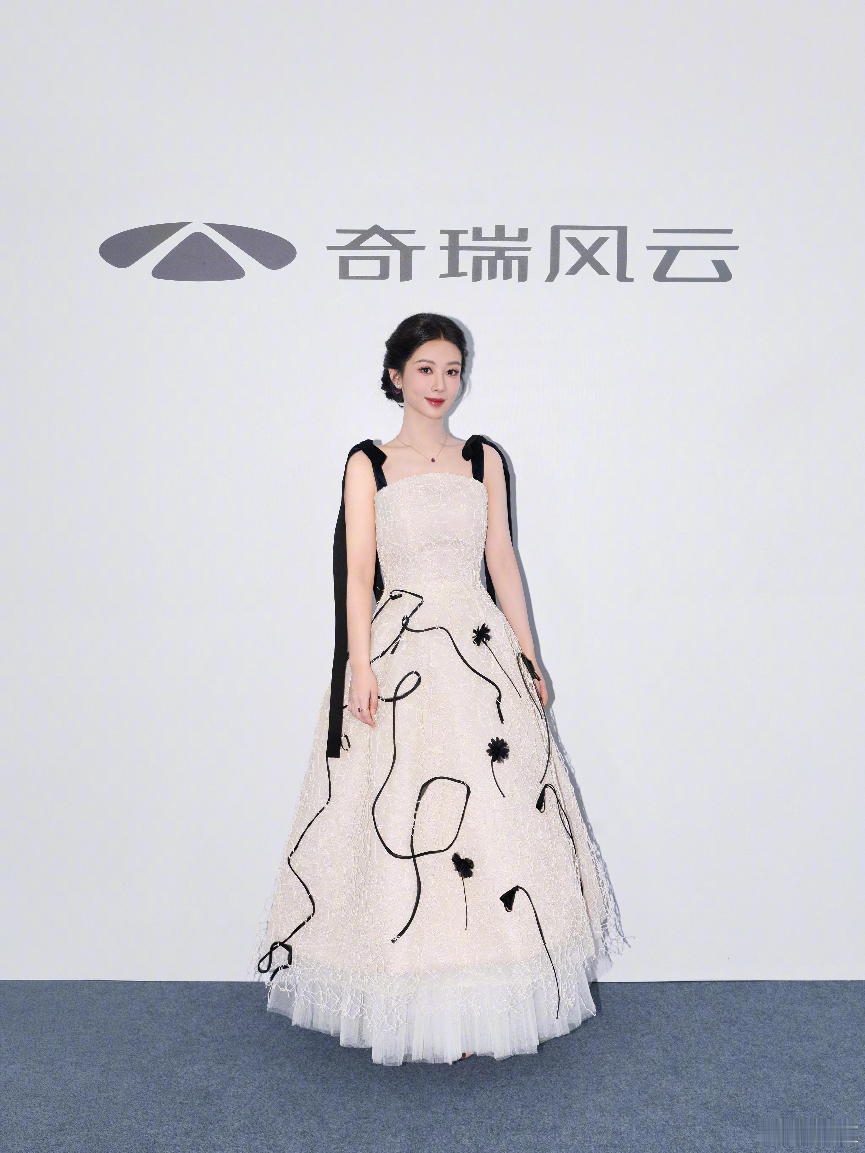 杨紫 那年，我吃着甜瓜瓤，喝着冰可乐，学着唱牛奶面包，遇见你，便一发不可收拾了杨