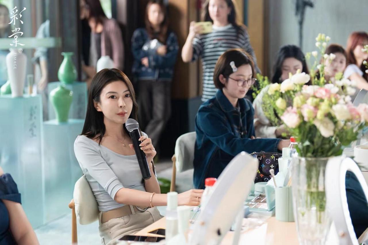 彩棠新品发布会！把中式韵味刻进细节~感谢彩棠邀请！！陈都灵本人真的美到失语~瓷塑