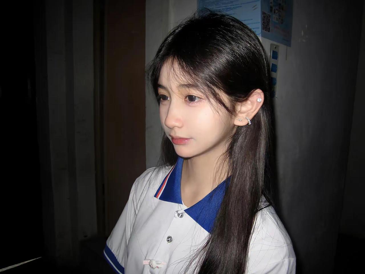 这也太有“白开水系美女”那味儿了吧！黑长直+清爽校服，眼尾带着点软乎乎的无辜感，