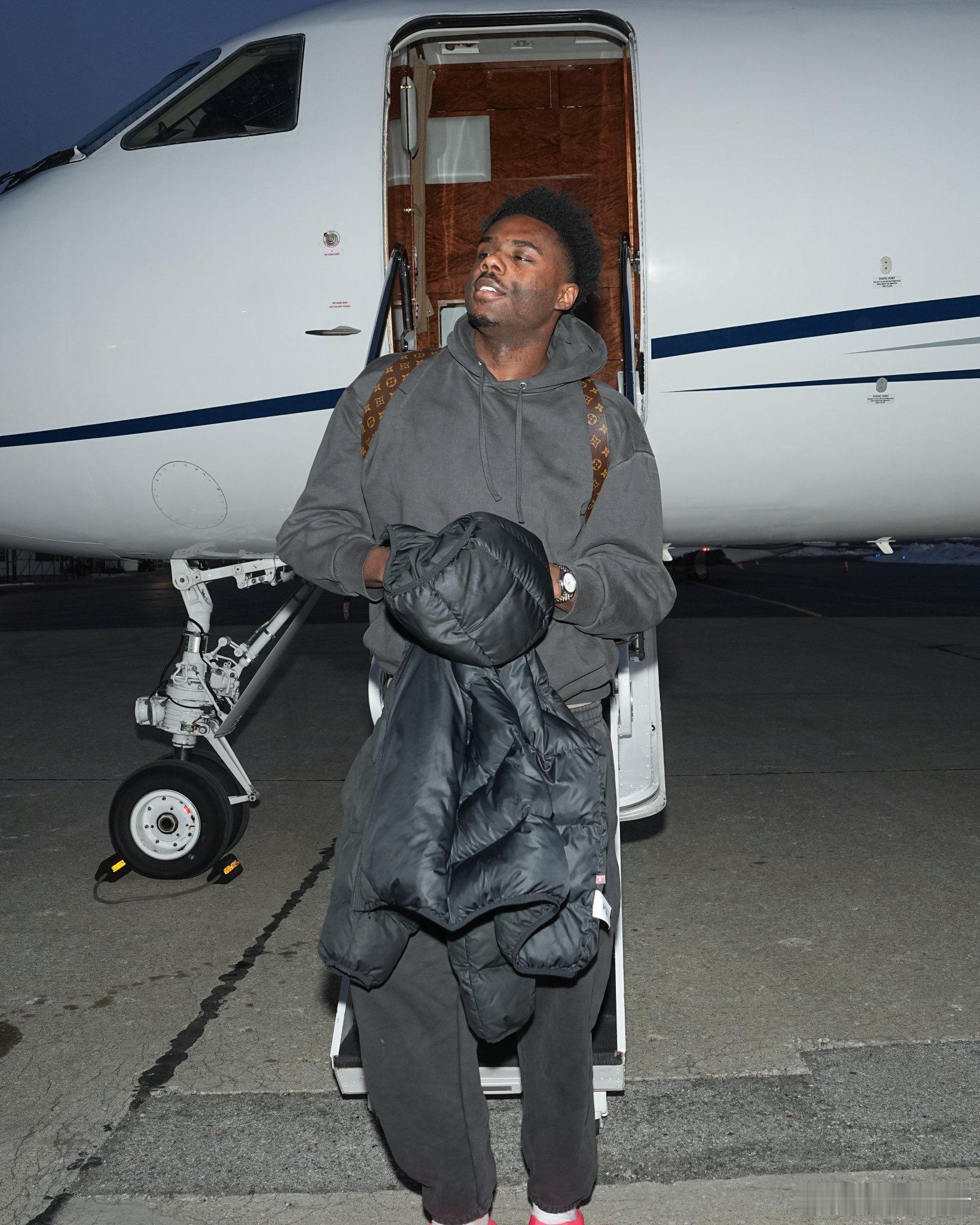 长途跋涉，辛苦了！祖巴茨和科比布朗已经抵达印第安纳！接机的这位，有认识的吗