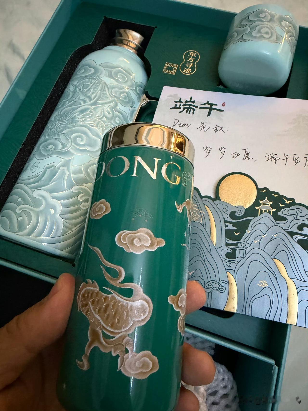 鸿蒙智行的端午礼盒。手上这个小水杯适合出差当茶叶罐用啊！ 大小正合适还密封。 ​