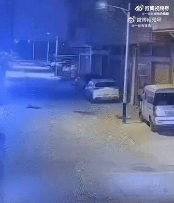 我们永远不晓得，明天和意外到底哪个会先来！
如果没有监控，任谁都想象不到，出门在